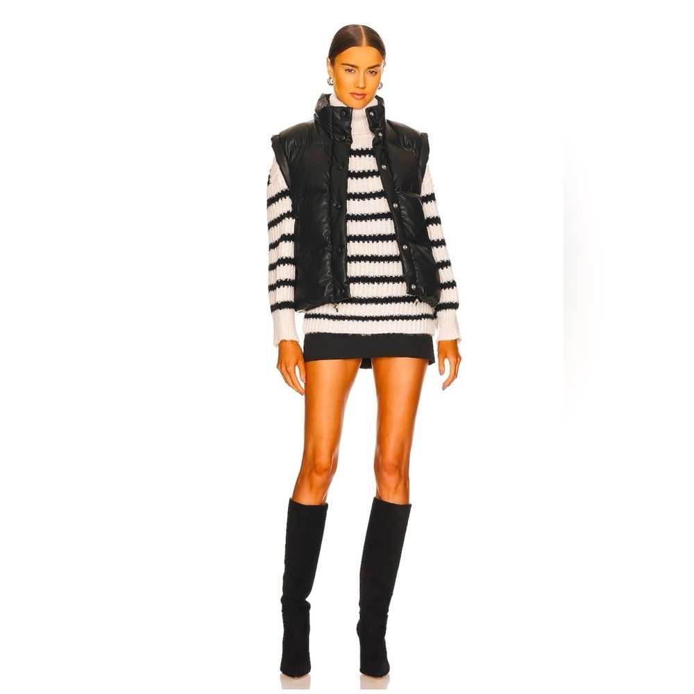 Line & Dot - REVOLVE ARIEL SWEATER IN BLACK & WHITE
Size Small $104 MSRP